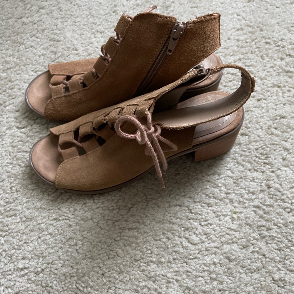 Chic Tan Suede Sandals